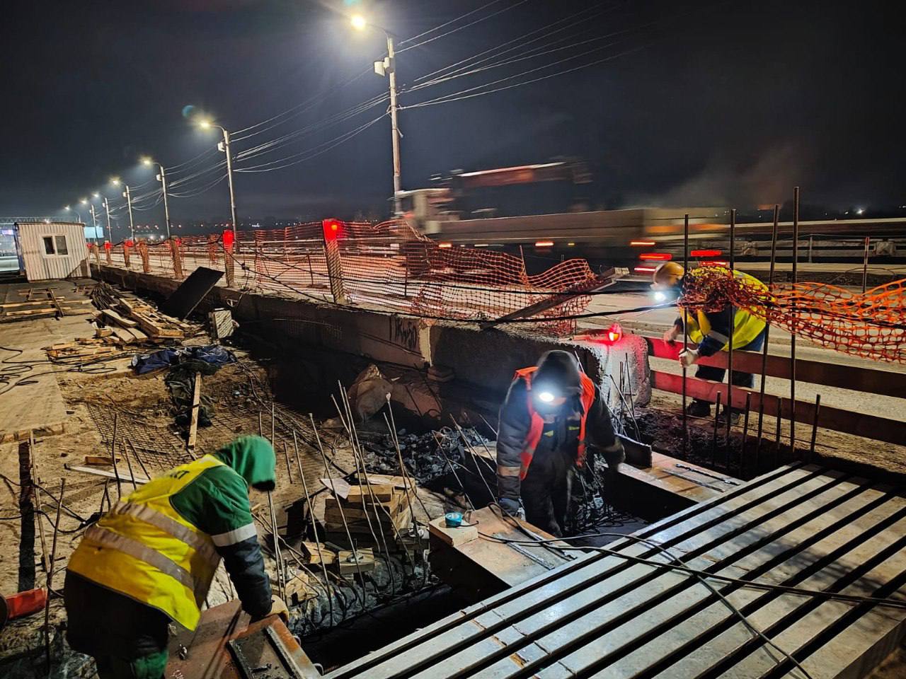 В Омске мост 60 лет ВЛКСМ преображается