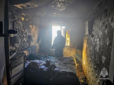 #пожарызасутки.   28 октября в 11:20 В Омске на 2-й Железнодорожной горела квартира на последнем этаже пятиэтажного дома