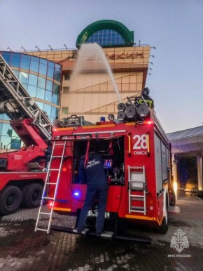 В Омске на проспекте Карла Маркса загорелась световая вывеска «Арлекин»