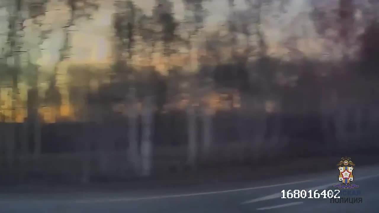 К инспекторам дорожно-патрульной службы омской Госавтоинспекции младшему лейтенанту полиции Константину Новикову и старшему лейтенанту полиции Александру Пиглову, которые несли службу районе 574 километра автодороги...