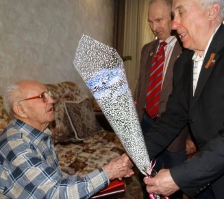 В Октябрьском округе со 100-летним юбилеем поздравили ветерана Великой Отечественной войны