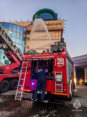 #пожарызасутки.   28 октября в 07:07 В Омске на проспекте Карла Маркса горела световая вывеска на здании учреждения культуры