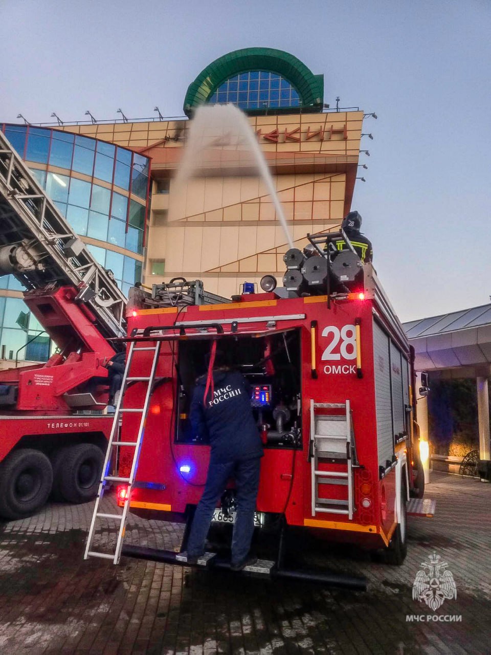 #пожарызасутки.   28 октября в 07:07 В Омске на проспекте Карла Маркса горела световая вывеска на здании учреждения культуры