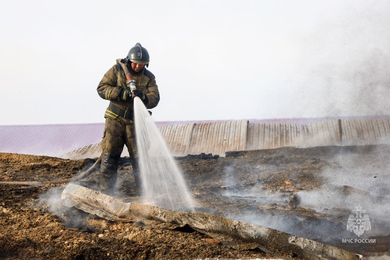 #пожарызасутки.   29 октября в 11:11 В селе Ачаир горела кровля склада с овощами #пожарызасутки.   29 октября в 11:11 В селе Ачаир горела кровля склада с овощами