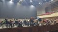 На сцене Концертного зала Омский академический симфонический оркестр репетирует литературно-музыкальную программу «Сказки на ночь»