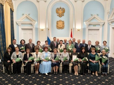 Виталий Хоценко наградил омичей в преддверии Дня народного единства