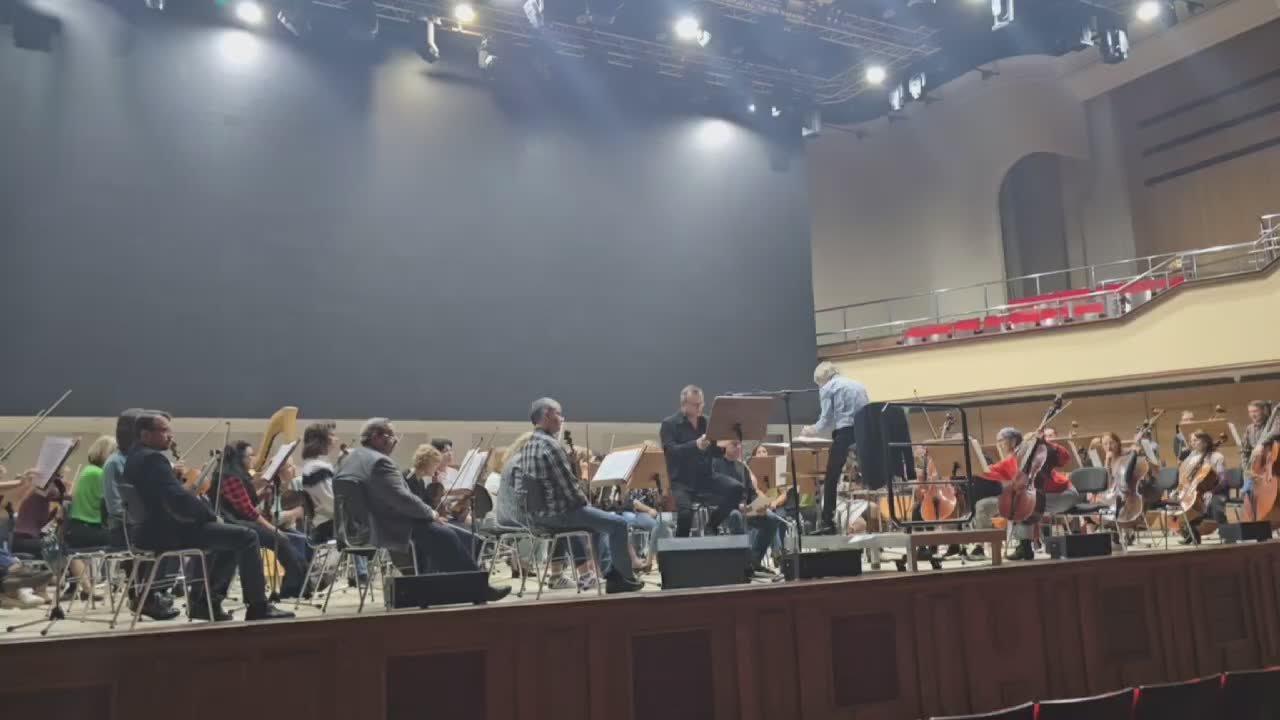 На сцене Концертного зала Омский академический симфонический оркестр репетирует литературно-музыкальную программу «Сказки на ночь»