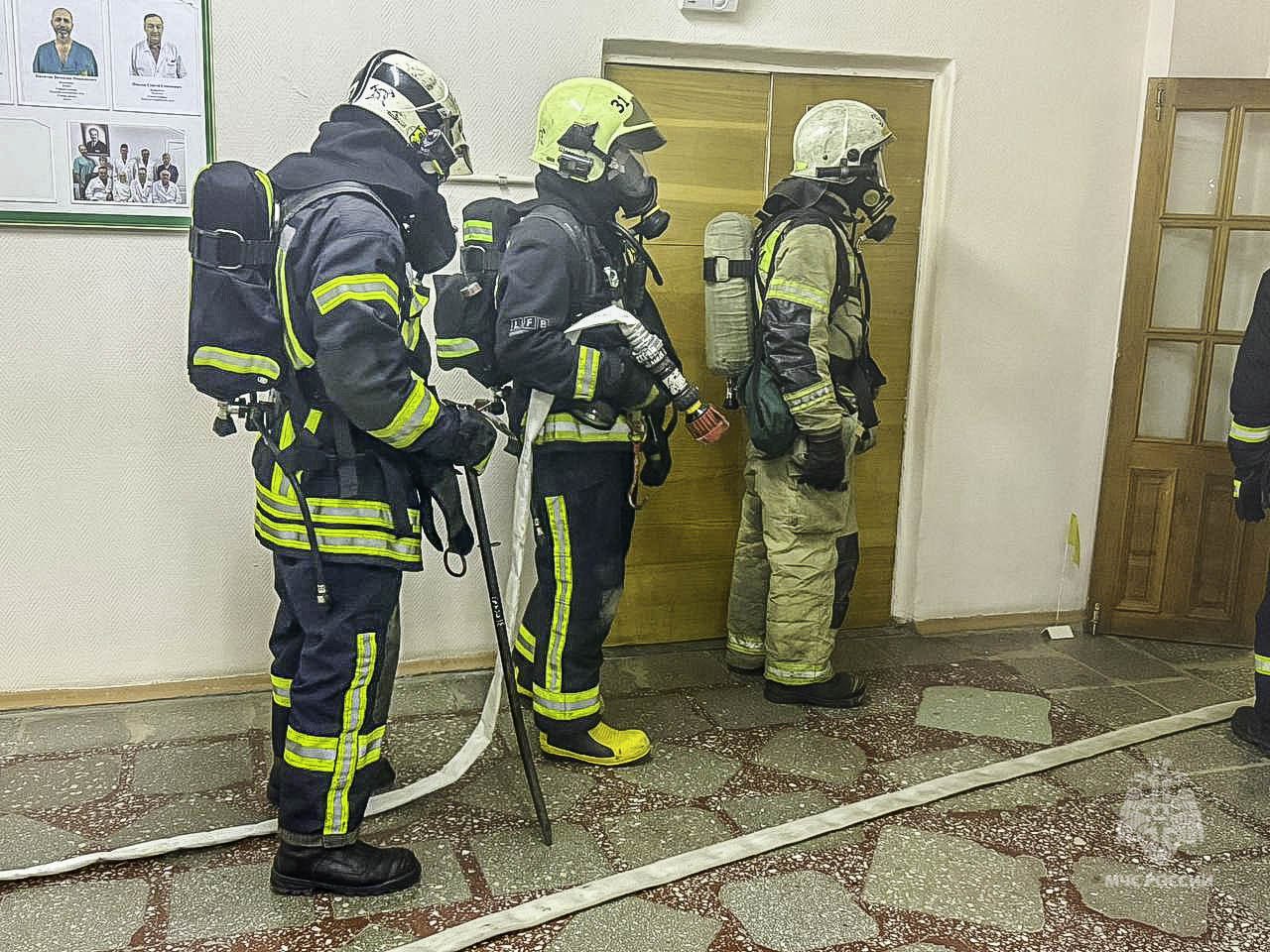 Пожарнотактические учения в омской больнице: отработали действия в экстренной ситуации Пожарнотактические учения в омской больнице: отработали действия в экстренной ситуации