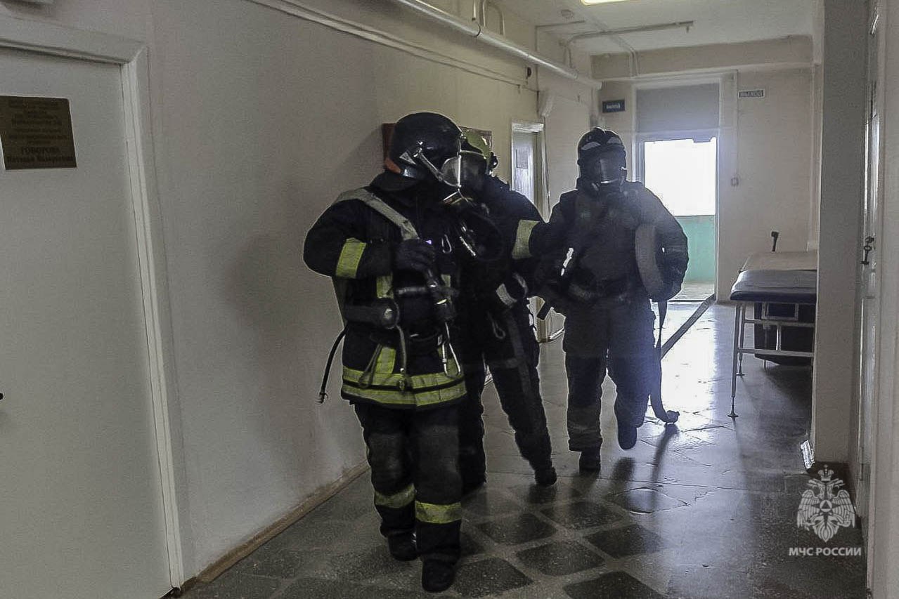 Пожарнотактические учения в омской больнице: отработали действия в экстренной ситуации Пожарнотактические учения в омской больнице: отработали действия в экстренной ситуации