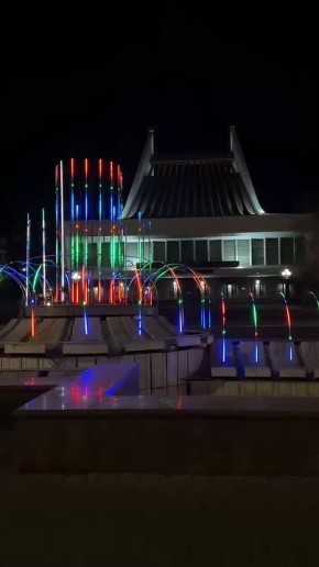 В Омске включили подсветку фонтана на Театральной площади