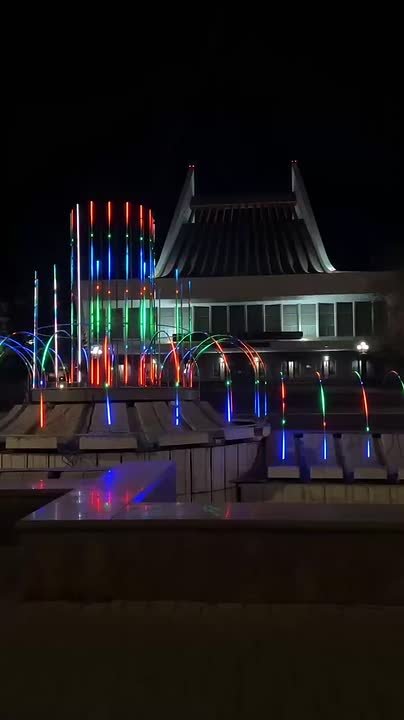 В Омске включили подсветку фонтана на Театральной площади