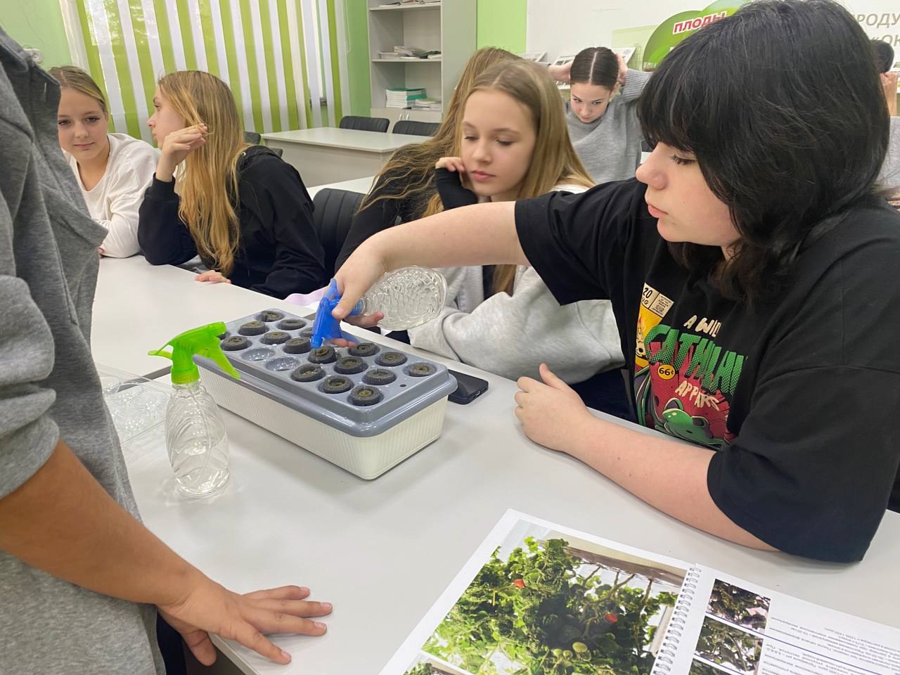 Выпечка на 3D-принтере и выращивание рукколы на «умной грядке»: омские школьники пробуют себя в профессиях на базе ОмГАУ в рамках проекта «Билет в будущее»