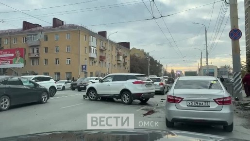 В Омске в центре города иномарка «налетела» на столб
