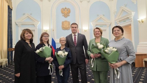 В преддверии Дня народного единства губернатор Омской области Виталий Хоценко вручил жителям региона высокие государственные награды