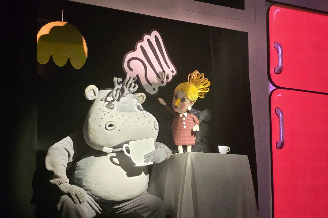 В театре "Арлекин" на сцене Малого зала артисты рассказывают зрителям фантастическую историю для всей семьи о том, как важно друг друга не только слышать, но и видеть В театре "Арлекин" на сцене Малого зала артисты рассказывают зрителям фантастическую историю для всей семьи о том, как важно друг друга не только слышать, но и видеть