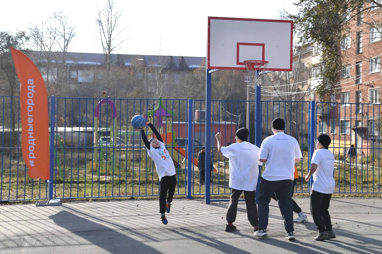 Современная площадка сразу для трёх видов спорта появилась в городке Нефтяников Современная площадка сразу для трёх видов спорта появилась в городке Нефтяников