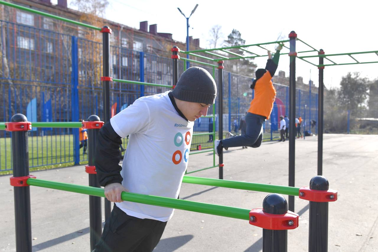 Современная площадка сразу для трёх видов спорта появилась в городке Нефтяников Современная площадка сразу для трёх видов спорта появилась в городке Нефтяников