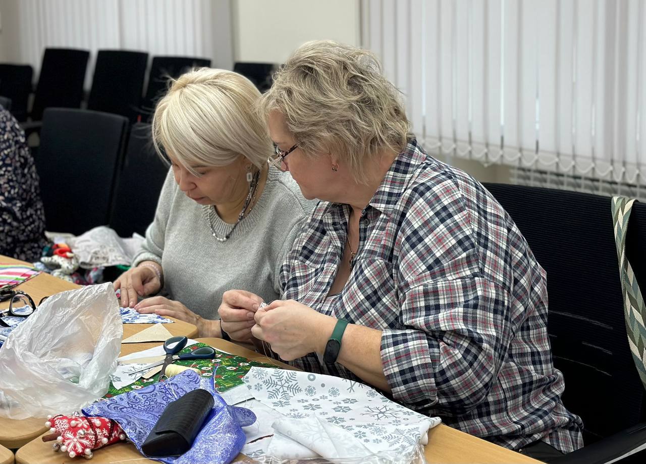 Матери героев на мастер-классе в Омском филиале фонда «Защитники Отечества» создали елочные игрушки, которые вскоре отправятся радовать детей в Стаханов Матери героев на мастер-классе в Омском филиале фонда «Защитники Отечества» создали елочные игрушки, которые вскоре отправятся радовать детей в Стаханов