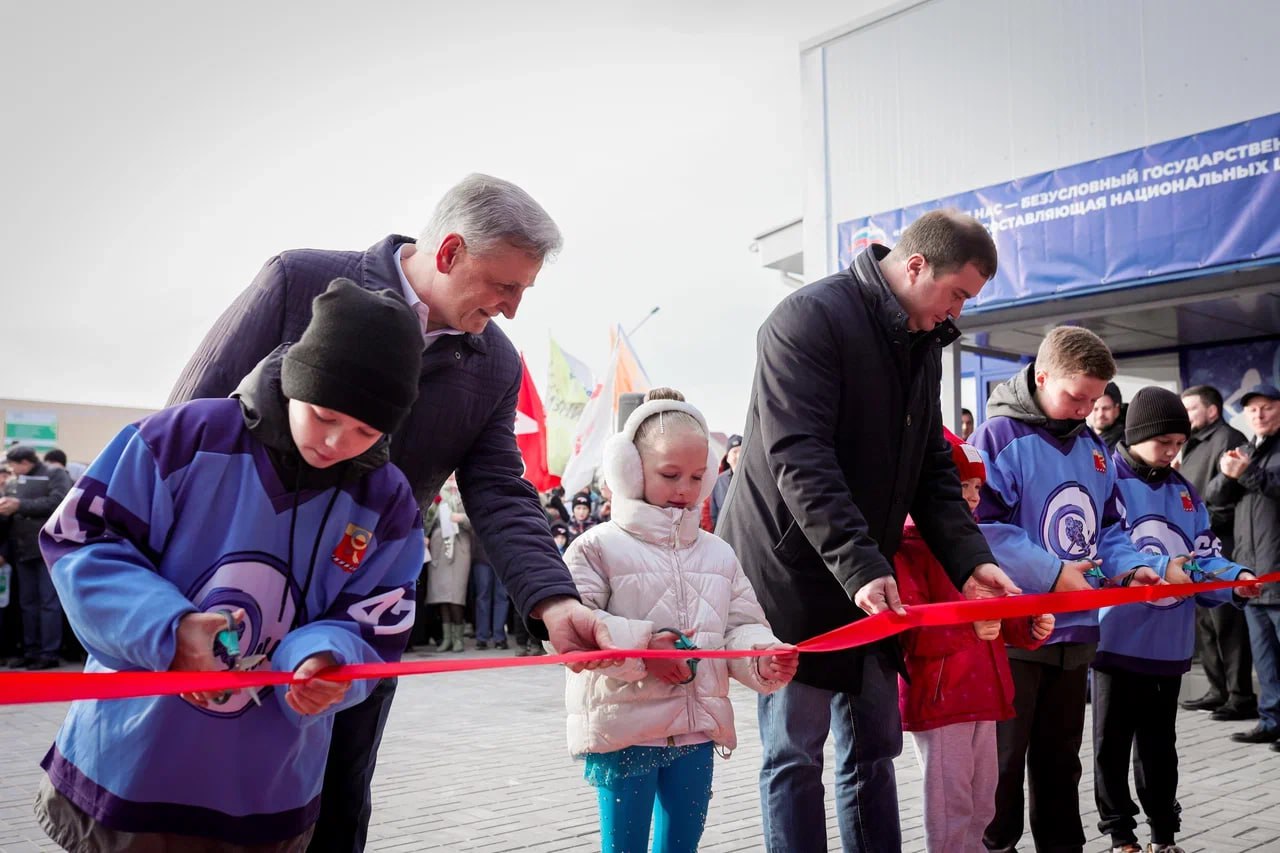 Осуществилась давняя мечта жителей Калачинского района – у них появился ледовый дворец «Сибиряк» Осуществилась давняя мечта жителей Калачинского района – у них появился ледовый дворец «Сибиряк»