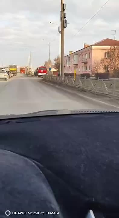 В Омске мусоровоз перевернулся после столкновения с виадуком