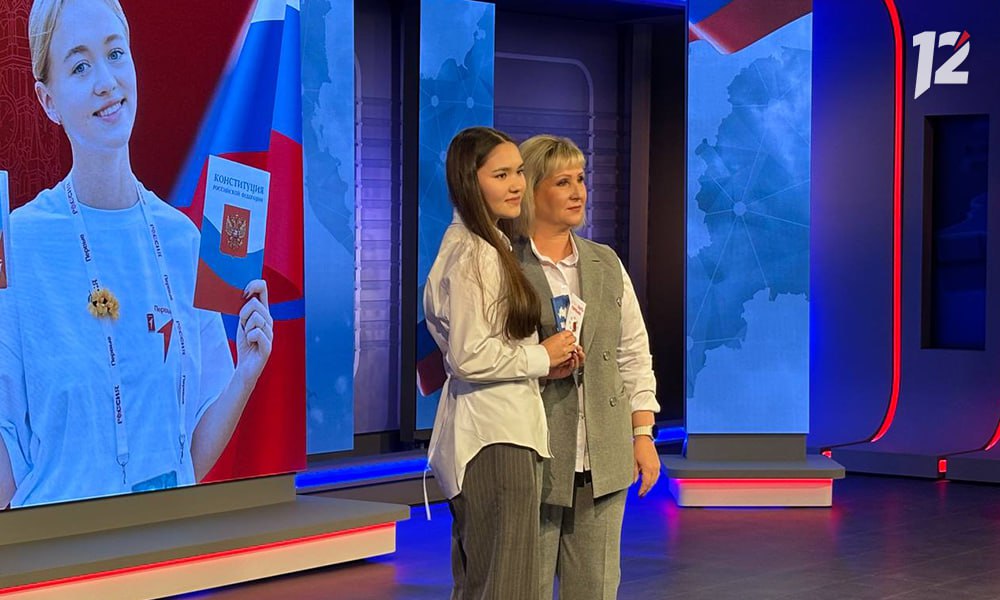 Более 30 юных омичей получили первые паспорта в торжественной обстановке на 12 канале