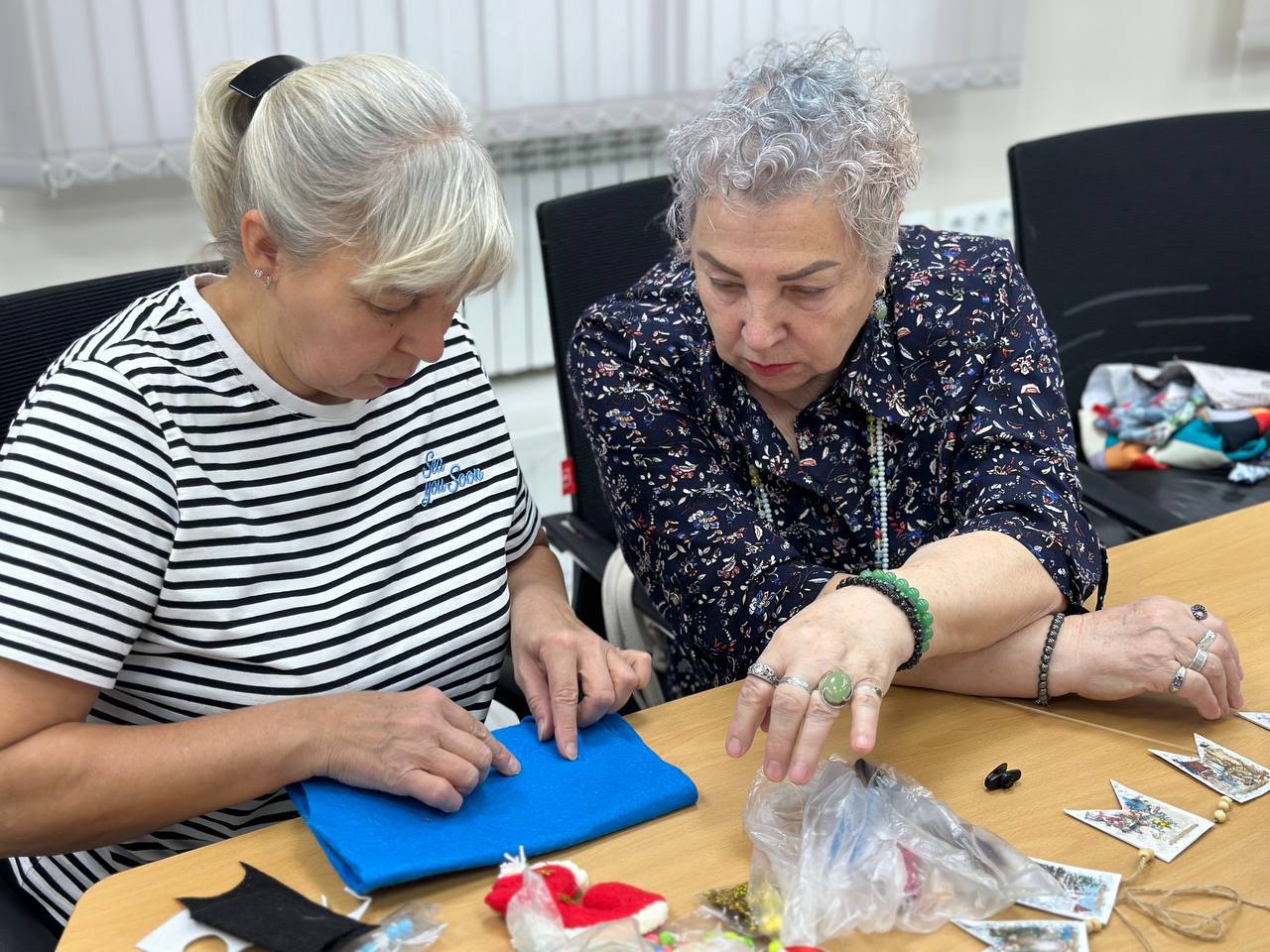 Матери героев на мастер-классе в Омском филиале фонда «Защитники Отечества» создали елочные игрушки, которые вскоре отправятся радовать детей в Стаханов Матери героев на мастер-классе в Омском филиале фонда «Защитники Отечества» создали елочные игрушки, которые вскоре отправятся радовать детей в Стаханов