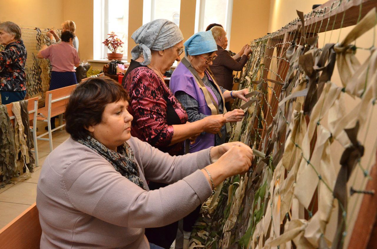 Виталий Хоценко поблагодарил калачинских волонтеров, которые изготавливают маскировочные сети для военнослужащих Виталий Хоценко поблагодарил калачинских волонтеров, которые изготавливают маскировочные сети для военнослужащих