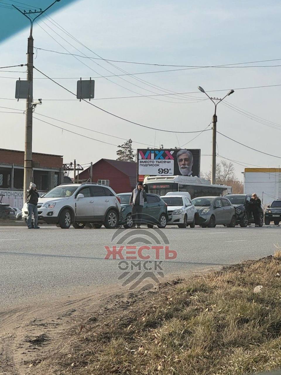 «Паровозик» из пяти машин парализовал перекрёсток 10 лет Октября – Лескова