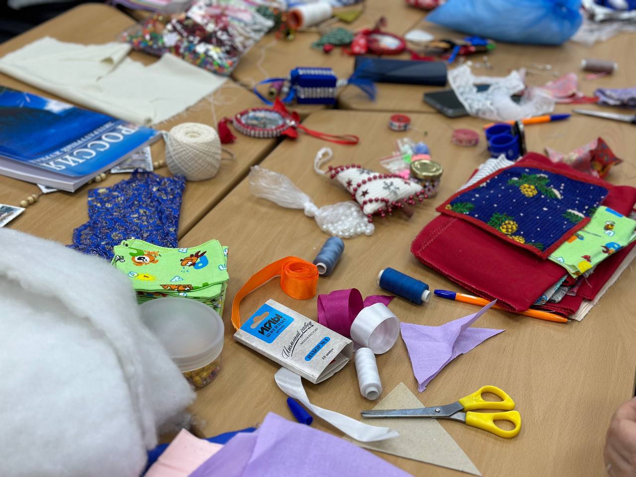 Матери героев на мастер-классе в Омском филиале фонда «Защитники Отечества» создали елочные игрушки, которые вскоре отправятся радовать детей в Стаханов Матери героев на мастер-классе в Омском филиале фонда «Защитники Отечества» создали елочные игрушки, которые вскоре отправятся радовать детей в Стаханов