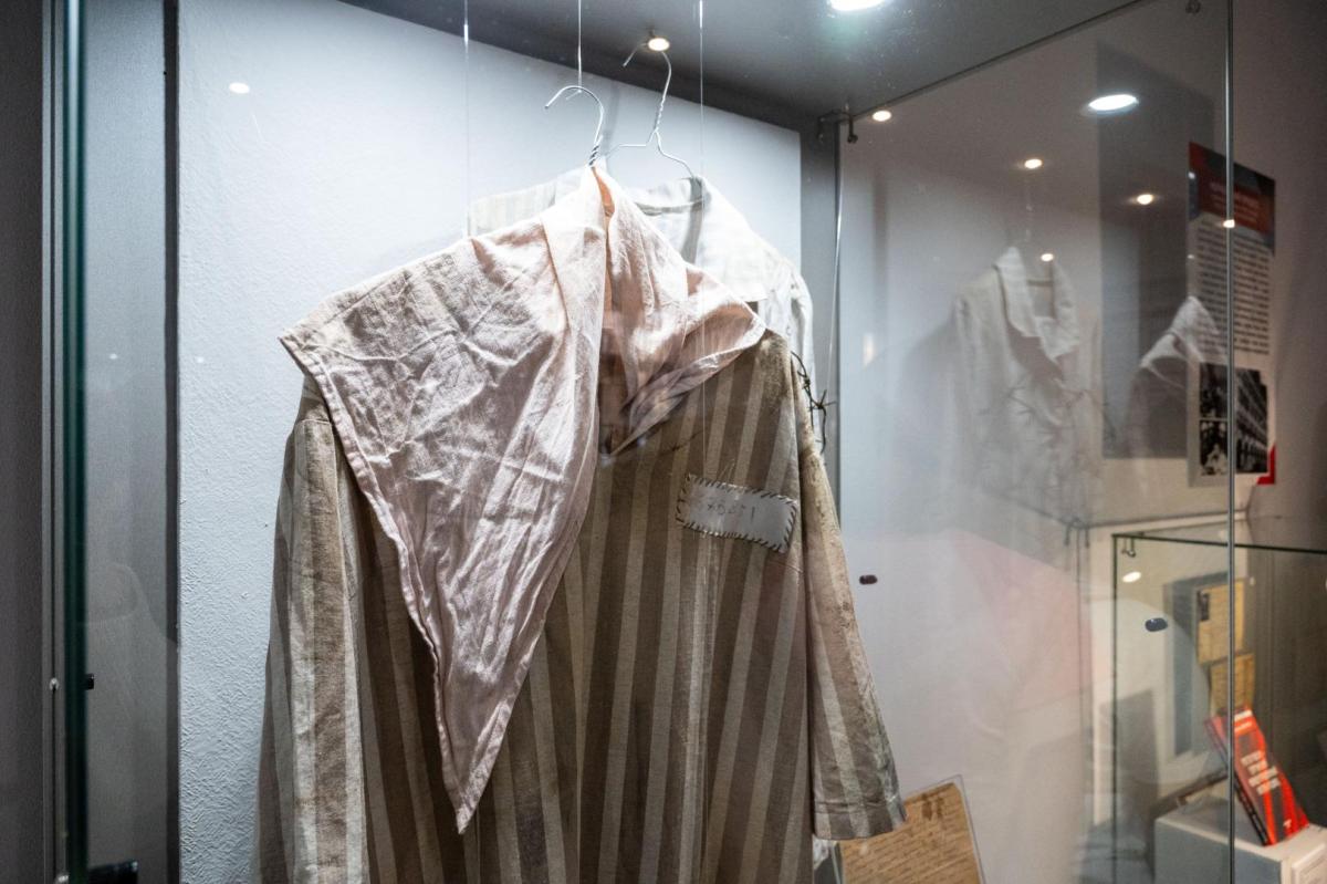 В Омске открылась выставка с подлинными экспонатами из концлагерей