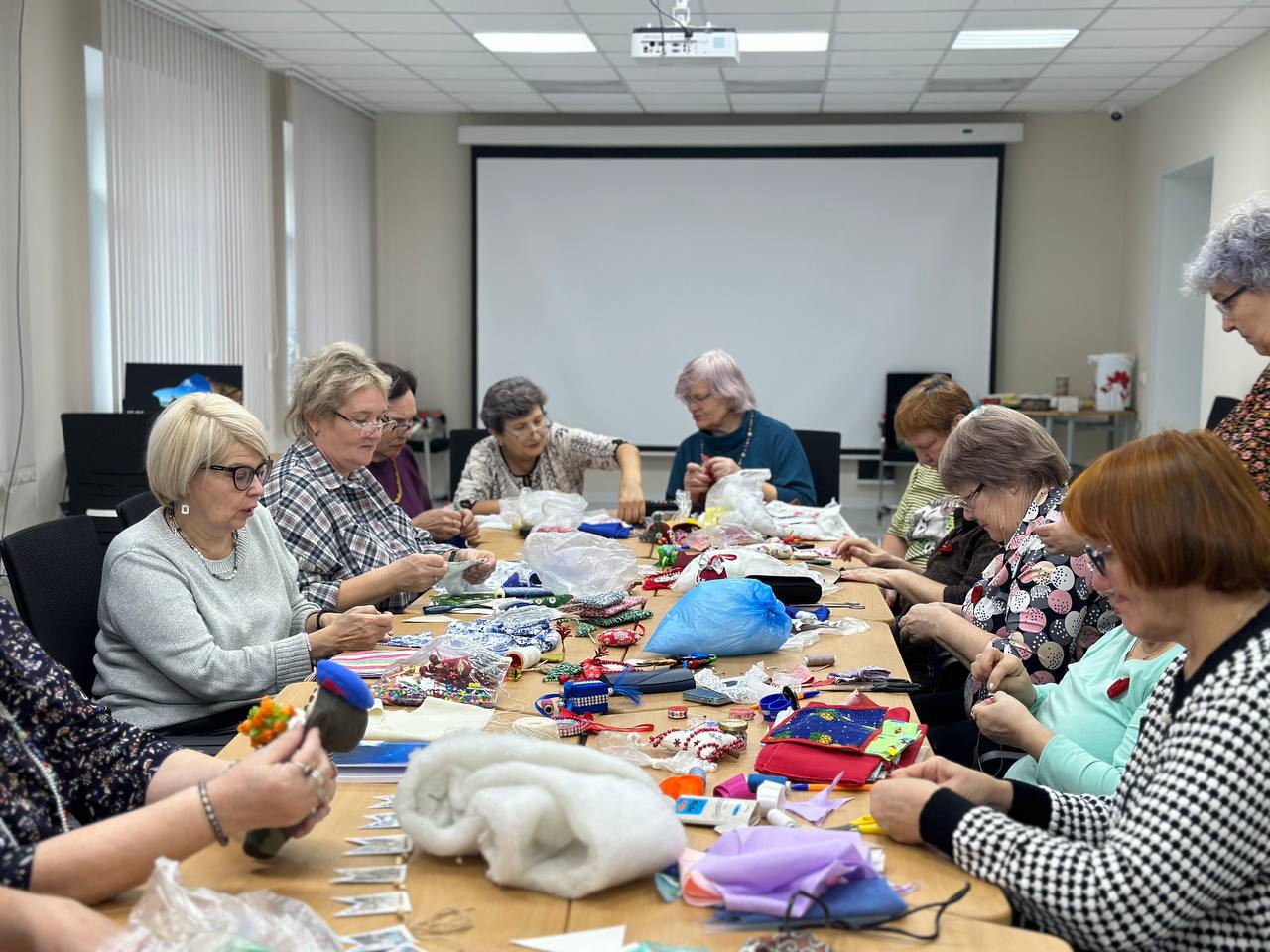 Матери героев на мастер-классе в Омском филиале фонда «Защитники Отечества» создали елочные игрушки, которые вскоре отправятся радовать детей в Стаханов Матери героев на мастер-классе в Омском филиале фонда «Защитники Отечества» создали елочные игрушки, которые вскоре отправятся радовать детей в Стаханов