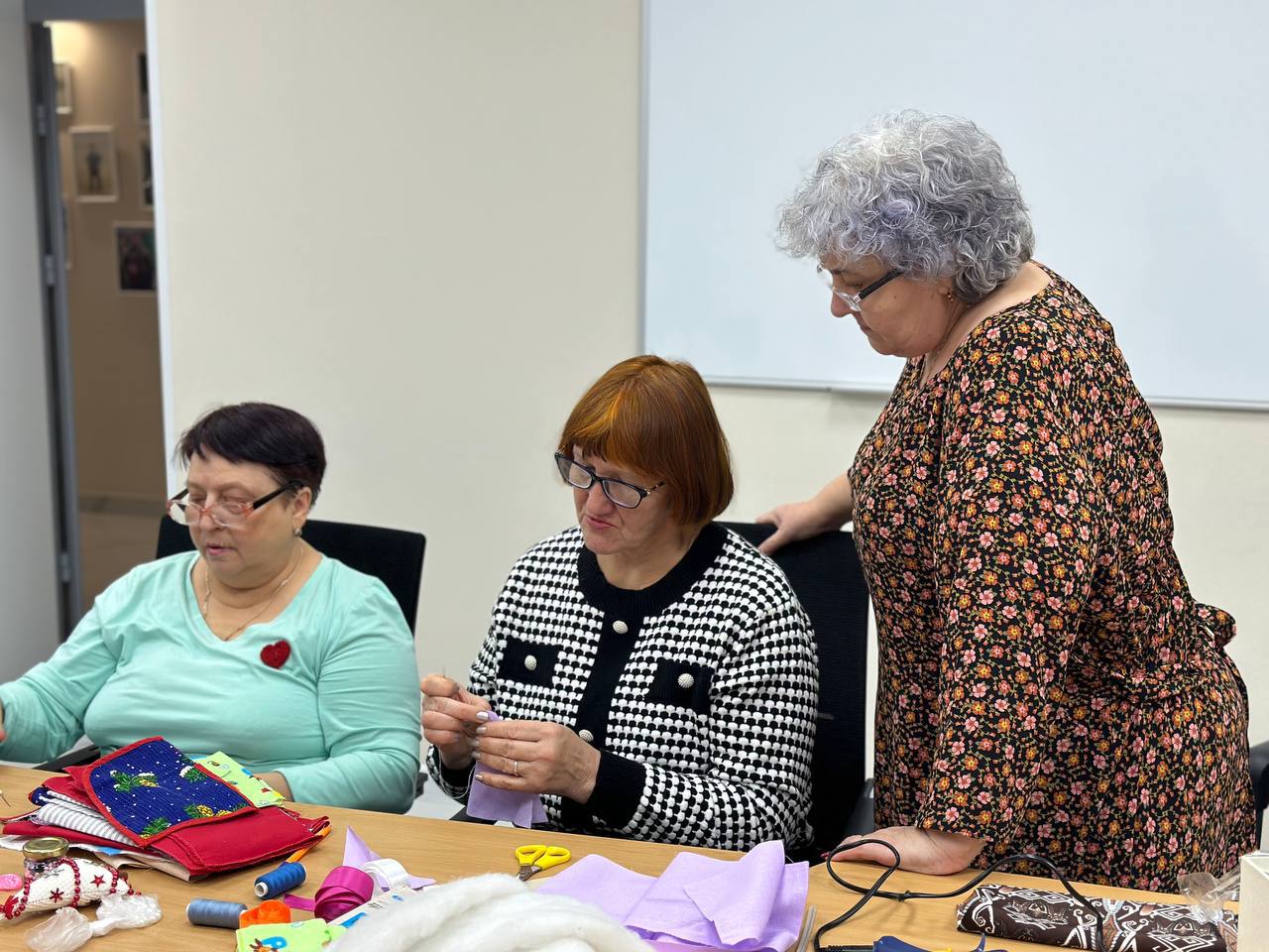 Матери героев на мастер-классе в Омском филиале фонда «Защитники Отечества» создали елочные игрушки, которые вскоре отправятся радовать детей в Стаханов Матери героев на мастер-классе в Омском филиале фонда «Защитники Отечества» создали елочные игрушки, которые вскоре отправятся радовать детей в Стаханов