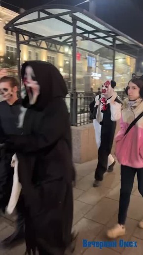 Вечером 31 октября Любинский проспект заполнила нечисть всех мастей