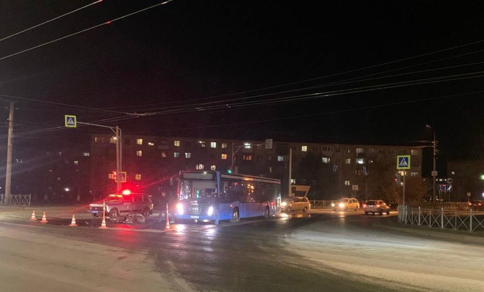 В Октябрьском округе автобус столкнулся с питбайком, двое подростков в больнице