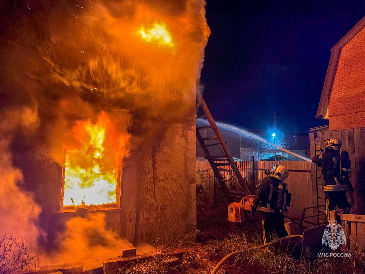 #пожарызасутки.  31 октября в 03:51 В Омском районе в селе Дружино горел жилой дом.  #пожарызасутки.  31 октября в 03:51 В Омском районе в селе Дружино горел жилой дом.