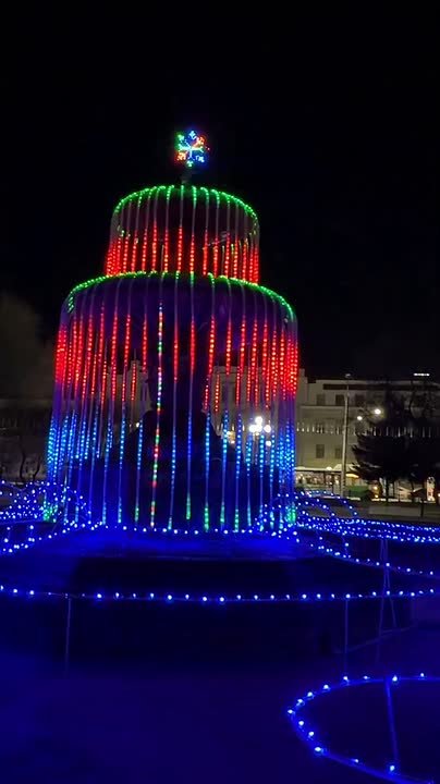 В Омске включили новогоднюю подсветку главного фонтана