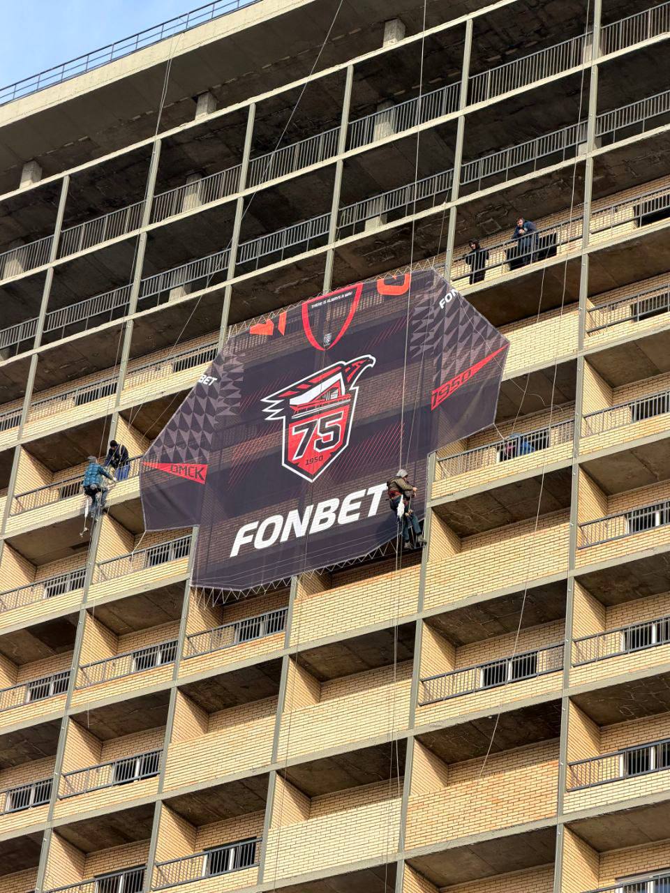 В центре Омска появилось огромное джерси «Авангарда»