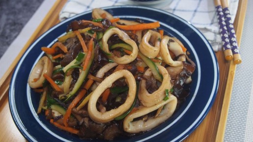 Тушить кальмаров в сметане — прошлый век: современные повара готовят их в азиатском стиле