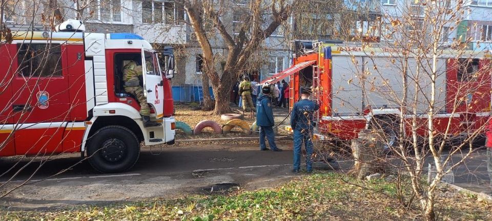 #пожарызасутки. 2 ноября в 13:21 В пятиэтажке Советского округа загорелось внутри квартиры на первом этаже