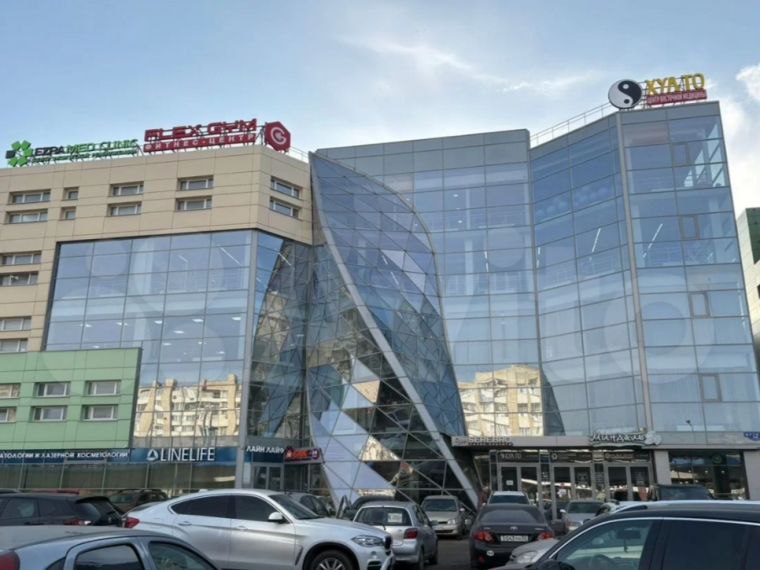 В Омске за 803 миллиона рублей продают бизнес-центр с фасадом-спиралью