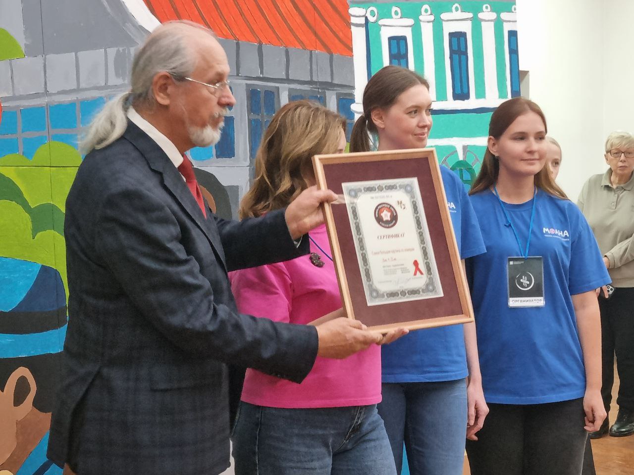 В Омске зафиксировали новый рекорд – самую большую картину, написанную по номерам, и самое большое количество человек, участвующих в росписи! В Омске зафиксировали новый рекорд – самую большую картину, написанную по номерам, и самое большое количество человек, участвующих в росписи!