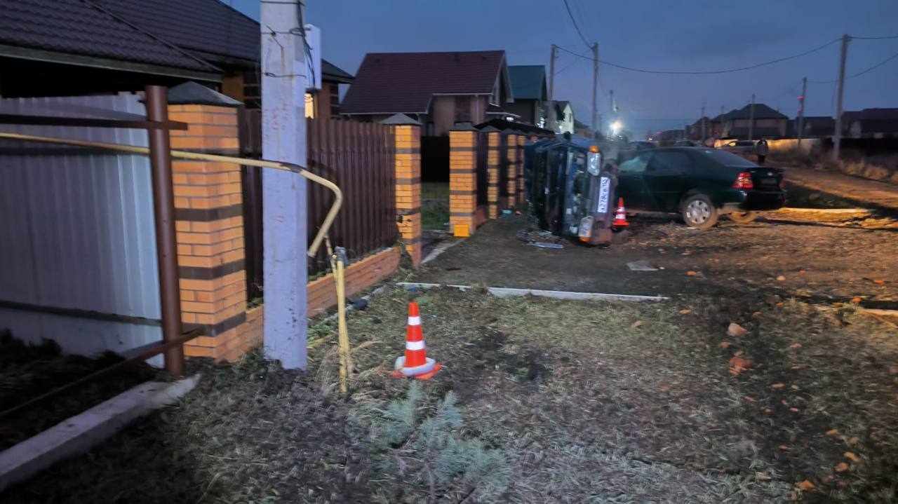 В Омской области подросток врезался в газовую трубу и чужую машину