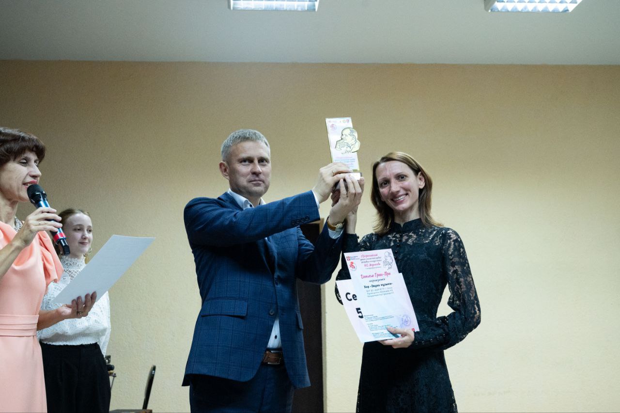 Вместе с коллегами поздравили участников и победителей I Всероссийского фестиваля хорового пения имени Н. Якуничева, который проводится при поддержке Правительства Омской области и губернатора Виталия Хоценко Вместе с коллегами поздравили участников и победителей I Всероссийского фестиваля хорового пения имени Н. Якуничева, который проводится при поддержке Правительства Омской области и губернатора Виталия Хоценко