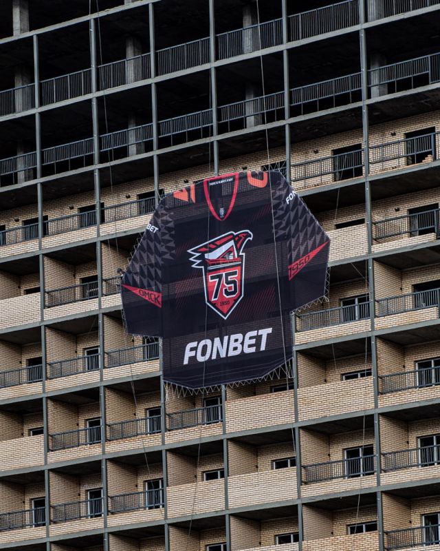 Рассмотрим свитер поближе: это буквально домашний джерси «Авангарда» с лого 75-летия омского хоккея на груди