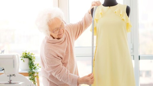 Берите только такие платья после 50 лет: три важных нюанса от стилиста