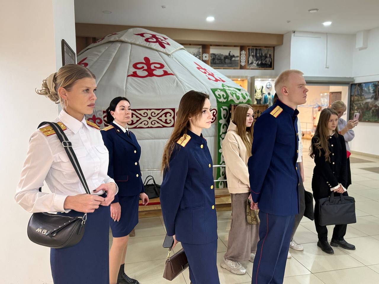 Сотрудники следственного управления СК России по Омской области в преддверии Дня народного единства провели экскурсию для подшефных кадетов профильного кадетского класса БОУОО «Казачья кадетская школа-интернат имени Маршала... Сотрудники следственного управления СК России по Омской области в преддверии Дня народного единства провели экскурсию для подшефных кадетов профильного кадетского класса БОУОО «Казачья кадетская школа-интернат имени Маршала...