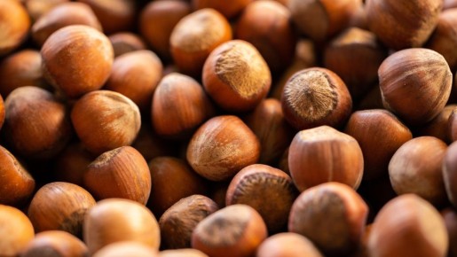 Молоток или орехокол не понадобятся: вот как быстро очистить фундук от скорлупы