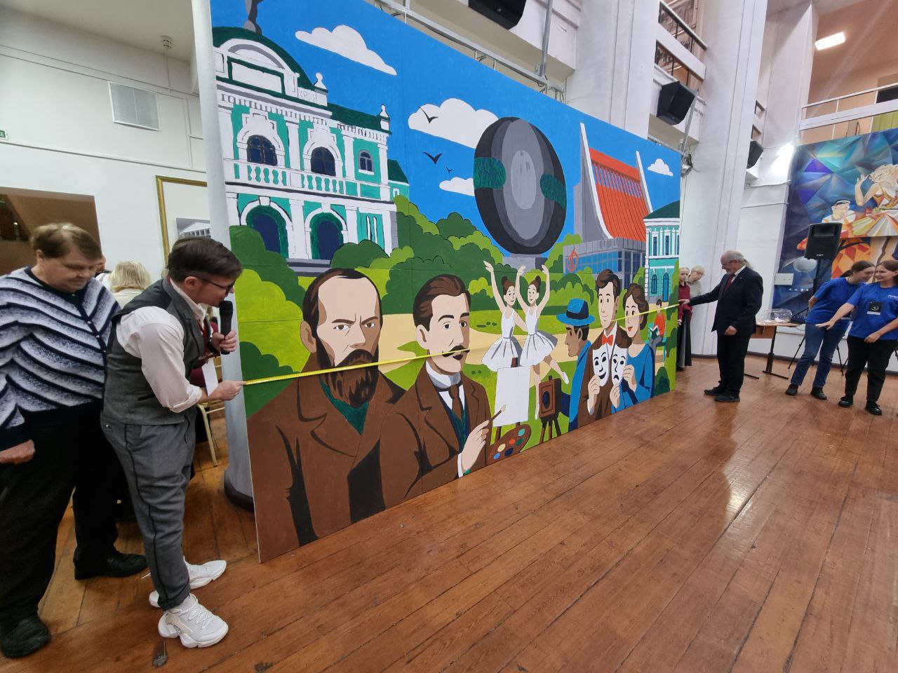 В Омске зафиксировали новый рекорд – самую большую картину, написанную по номерам, и самое большое количество человек, участвующих в росписи! В Омске зафиксировали новый рекорд – самую большую картину, написанную по номерам, и самое большое количество человек, участвующих в росписи!