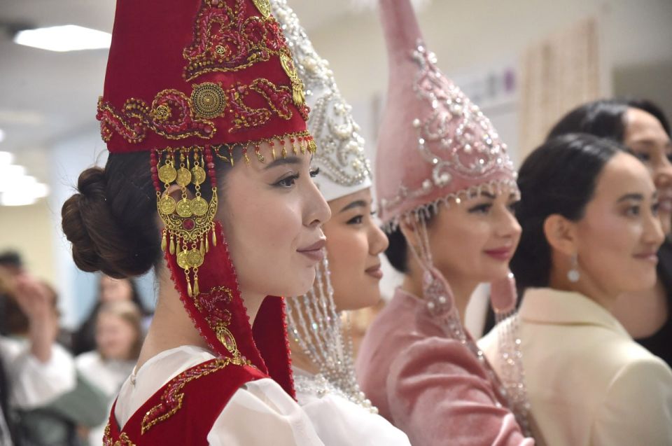 Традиции – не тренд, а бессмертная классика: в Омске прошел конкурс высокой моды национального костюма «Этно-Эрато» Традиции – не тренд, а бессмертная классика: в Омске прошел конкурс высокой моды национального костюма «Этно-Эрато»