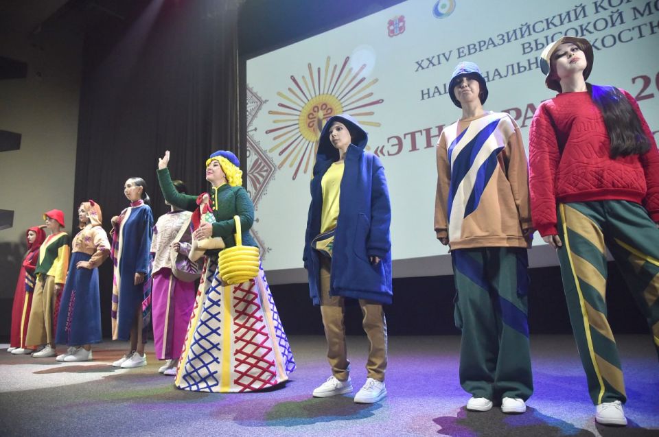 Традиции – не тренд, а бессмертная классика: в Омске прошел конкурс высокой моды национального костюма «Этно-Эрато» Традиции – не тренд, а бессмертная классика: в Омске прошел конкурс высокой моды национального костюма «Этно-Эрато»
